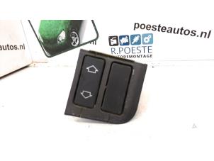 Gebruikte Elektrisch Raam Schakelaar Peugeot 205 II (20A/C) 1.4 Prijs € 15,00 Margeregeling aangeboden door Autodemontagebedrijf R. Poeste B.V.