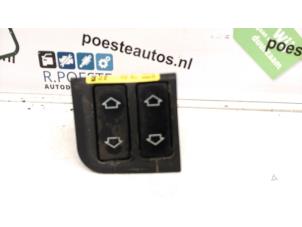 Gebruikte Elektrisch Raam Schakelaar Peugeot 205 II (20A/C) 1.4 Prijs € 20,00 Margeregeling aangeboden door Autodemontagebedrijf R. Poeste B.V.