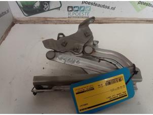 Gebruikte Motorkap Scharnier Opel Corsa D 1.4 16V Twinport Prijs € 29,00 Margeregeling aangeboden door Autodemontagebedrijf R. Poeste B.V.