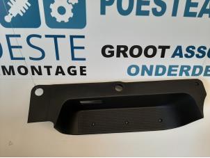 Gebruikte Voorinstap rechts Opel Vivaro 2.5 CDTI 16V Prijs € 30,00 Margeregeling aangeboden door Autodemontagebedrijf R. Poeste B.V.