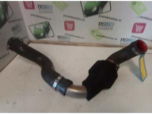 Gebruikte Intercooler Slang Opel Vivaro 2.5 CDTI 16V Prijs € 50,00 Margeregeling aangeboden door Autodemontagebedrijf R. Poeste B.V.