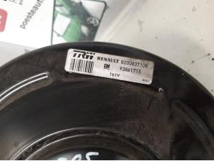 Gebruikte Rembol Opel Vivaro 2.5 CDTI 16V Prijs € 110,00 Margeregeling aangeboden door Autodemontagebedrijf R. Poeste B.V.