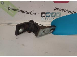 Gebruikte Scharnier deur rechts-voor Peugeot Bipper (AA) 1.4 HDi Prijs € 15,00 Margeregeling aangeboden door Autodemontagebedrijf R. Poeste B.V.