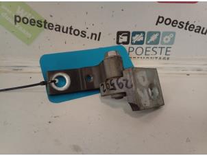 Gebruikte Scharnier deur rechts-voor Peugeot Bipper (AA) 1.4 HDi Prijs € 15,00 Margeregeling aangeboden door Autodemontagebedrijf R. Poeste B.V.