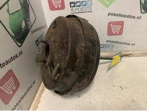 Gebruikte Rembekrachtiger Renault Espace (JE) 3.0 V6 24V Grand Espace Prijs € 92,00 Margeregeling aangeboden door Autodemontagebedrijf R. Poeste B.V.