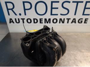 Gebruikte Inlaatspruitstuk Peugeot 107 1.0 12V Prijs € 30,00 Margeregeling aangeboden door Autodemontagebedrijf R. Poeste B.V.