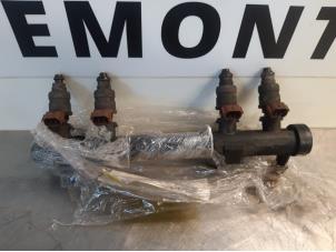 Gebruikte Injector brug Skoda Fabia (6Y5) 1.4i Prijs € 30,00 Margeregeling aangeboden door Autodemontagebedrijf R. Poeste B.V.