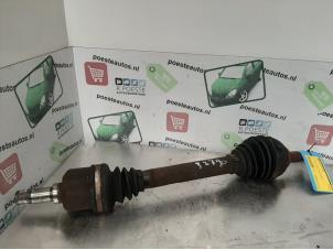 Gebruikte Aandrijfas links-voor Peugeot 407 SW (6E) 2.2 16V Prijs € 30,00 Margeregeling aangeboden door Autodemontagebedrijf R. Poeste B.V.