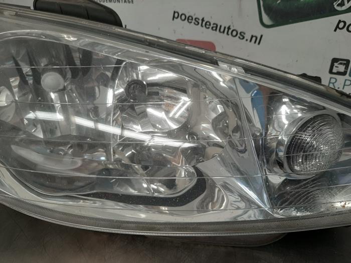 Koplamp rechts van een Peugeot 206 (2A/C/H/J/S) 1.6 16V 2001