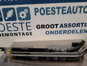 Gebruikte Schuifdeurrail links Peugeot 1007 (KM) 1.4 HDI Prijs € 50,00 Margeregeling aangeboden door Autodemontagebedrijf R. Poeste B.V.