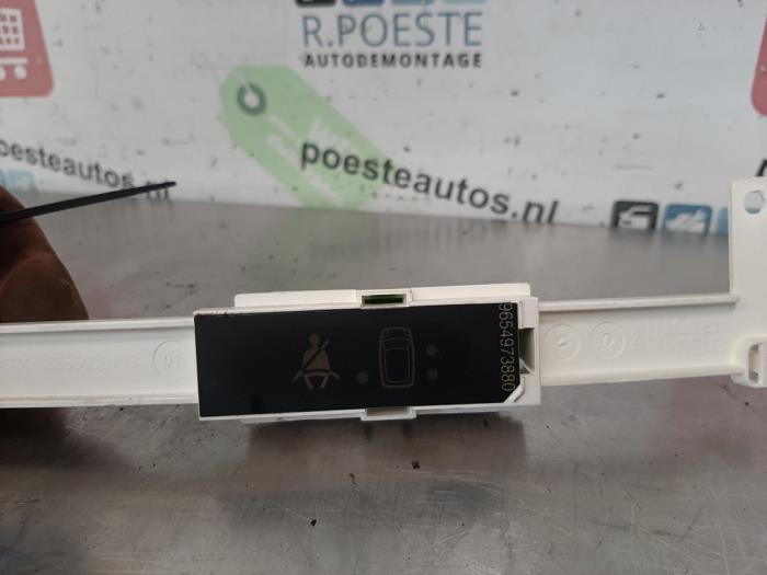 Gordelverklikker module van een Peugeot 1007 (KM) 1.4 HDI 2006