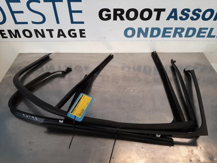 Portierrubber 4Deurs links-achter van een BMW 1 serie (F20) 116d 1.5 12V TwinPower 2015