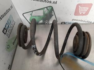 Gebruikte Schroefveer achter Renault Twingo II (CN) 1.2 Prijs € 20,00 Margeregeling aangeboden door Autodemontagebedrijf R. Poeste B.V.