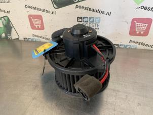 Gebruikte Chaufage Ventilatiemotor Kia Joice 2.0 16V Prijs € 20,00 Margeregeling aangeboden door Autodemontagebedrijf R. Poeste B.V.