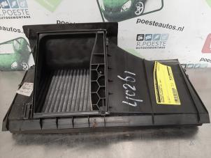 Gebruikte Interieur filterhuis Mercedes B (W245) 2.0 B-180 CDI 16V Prijs € 30,00 Margeregeling aangeboden door Autodemontagebedrijf R. Poeste B.V.