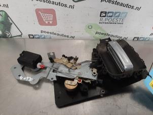 Gebruikte Schuifdeurgreep rechts Peugeot 807 2.0 16V Prijs € 30,00 Margeregeling aangeboden door Autodemontagebedrijf R. Poeste B.V.