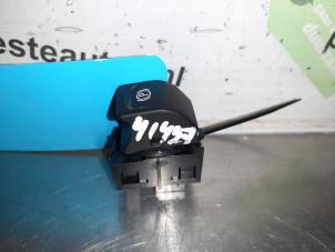 Gebruikte Schakelaar handrem Opel Astra K 1.6 SIDI Eco Turbo 16V Prijs € 20,00 Margeregeling aangeboden door Autodemontagebedrijf R. Poeste B.V.