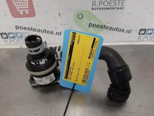 Gebruikte Extra waterpomp Opel Astra K 1.6 SIDI Eco Turbo 16V Prijs € 30,00 Margeregeling aangeboden door Autodemontagebedrijf R. Poeste B.V.