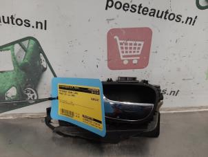Gebruikte Portiergreep 2Deurs links Peugeot 307 CC (3B) 2.0 16V Prijs € 20,00 Margeregeling aangeboden door Autodemontagebedrijf R. Poeste B.V.