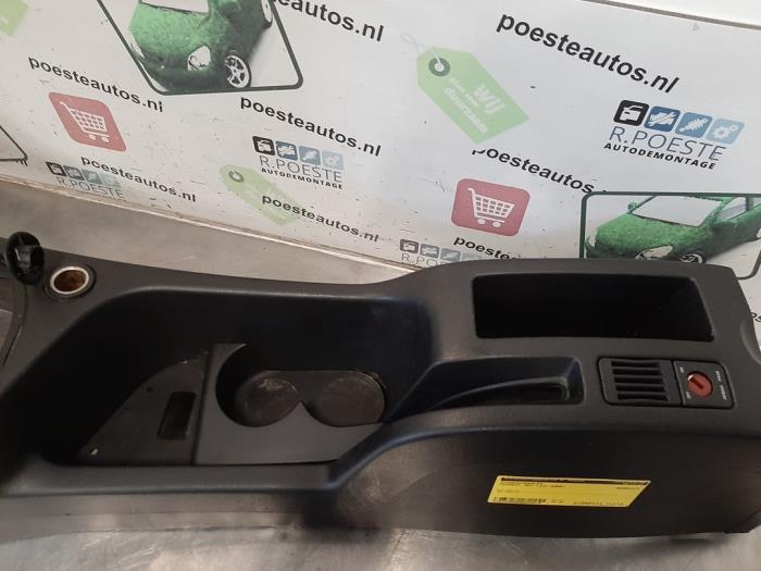 Middenconsoles van een Peugeot 307 CC (3B) 2.0 16V 2005