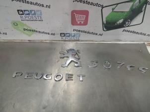 Gebruikte Embleem Peugeot 307 CC (3B) 2.0 16V Prijs € 20,00 Margeregeling aangeboden door Autodemontagebedrijf R. Poeste B.V.