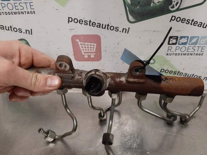 Injector brug van een Renault Clio III (BR/CR) 1.5 dCi FAP 2011