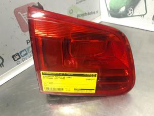 Gebruikte Reflector achterklep links Volkswagen Tiguan (5N1/2) 1.4 TSI 16V Prijs € 50,00 Margeregeling aangeboden door Autodemontagebedrijf R. Poeste B.V.