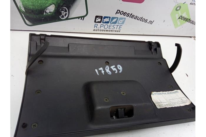 Dashboard klep van een Suzuki Swift (SF310/413) 1.0i 1998