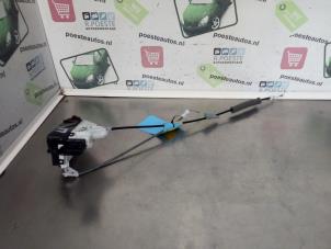 Gebruikte Slotmechaniek Portier 4Deurs links-achter Citroen C4 Cactus (0B/0P) 1.6 Blue Hdi 100 Prijs € 30,00 Margeregeling aangeboden door Autodemontagebedrijf R. Poeste B.V.