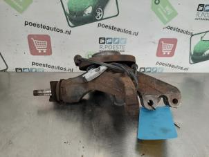 Gebruikte Fusee links-voor Peugeot 308 SW (4E/H) 1.6 VTI 16V Prijs € 30,00 Margeregeling aangeboden door Autodemontagebedrijf R. Poeste B.V.