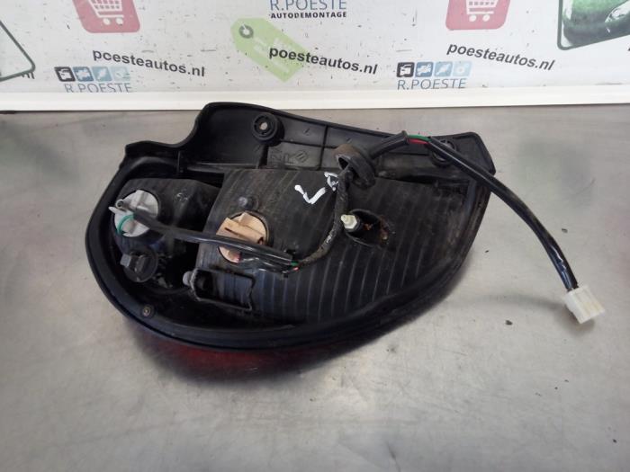 Achterlicht links van een Daihatsu Sirion/Storia (M1) 1.0 12V 1999