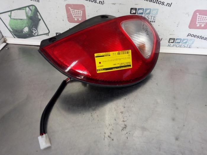 Achterlicht links van een Daihatsu Sirion/Storia (M1) 1.0 12V 1999