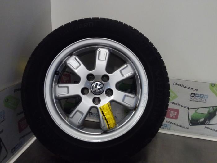 Velg + Band van een Volkswagen Polo V (6R) 1.2 TDI 12V BlueMotion 2010