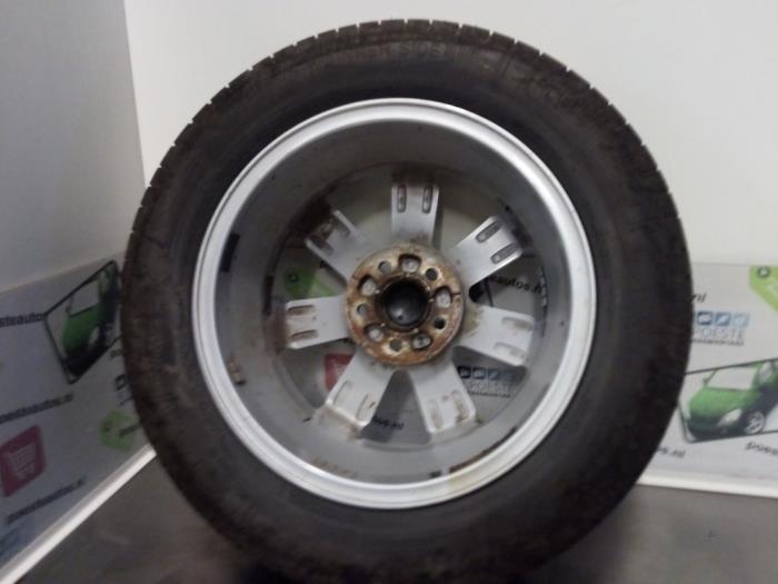 Velg + Band van een Volkswagen Polo V (6R) 1.2 TDI 12V BlueMotion 2010