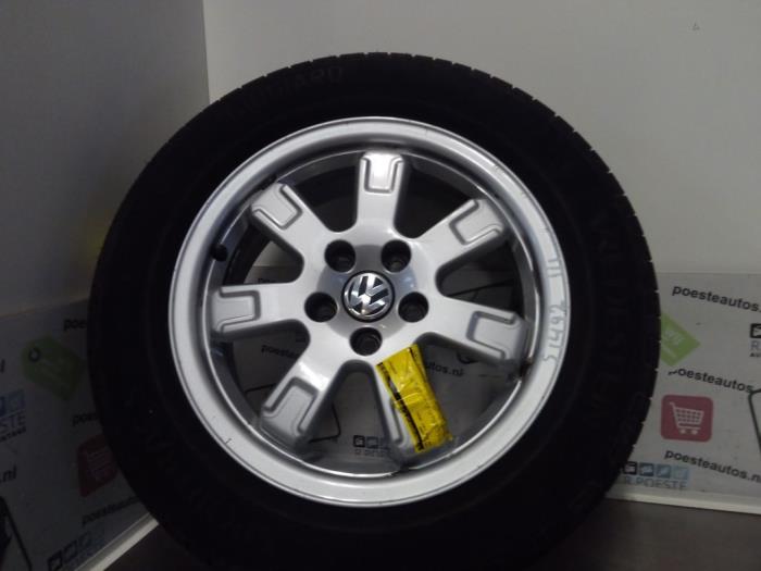 Velg + Band van een Volkswagen Polo V (6R) 1.2 TDI 12V BlueMotion 2010