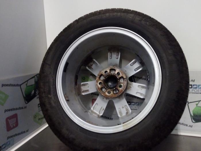 Velg + Band van een Volkswagen Polo V (6R) 1.2 TDI 12V BlueMotion 2010