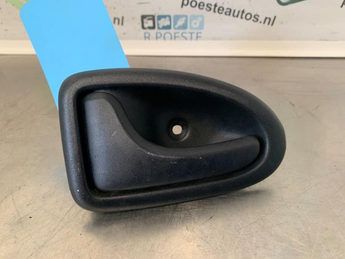 Portiergreep 2Deurs links van een Renault Clio II (BB/CB) 1.2 16V 2005