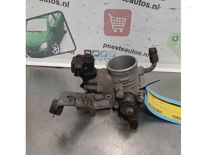 Gebruikte Gasklephuis Kia Shuma II 1.6 16V Prijs op aanvraag aangeboden door Autodemontagebedrijf R. Poeste B.V.