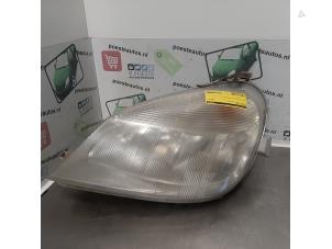 Gebruikte Koplamp links Mercedes Vaneo (W414) 1.9 Prijs € 40,00 Margeregeling aangeboden door Autodemontagebedrijf R. Poeste B.V.