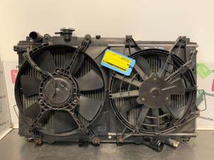 Gebruikte Radiateur Kia Shuma II 1.6 16V Prijs € 40,00 Margeregeling aangeboden door Autodemontagebedrijf R. Poeste B.V.