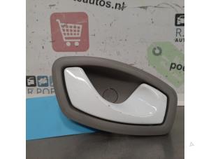 Gebruikte Deurgreep 2Deurs rechts Renault Zoé (AG) 46kW Prijs € 20,00 Margeregeling aangeboden door Autodemontagebedrijf R. Poeste B.V.
