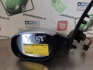 Gebruikte Spiegel Buiten links Peugeot 206 SW (2E/K) 1.4 Prijs € 15,00 Margeregeling aangeboden door Autodemontagebedrijf R. Poeste B.V.