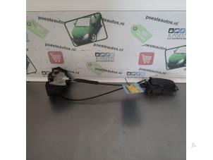 Gebruikte Slotmechaniek Portier 4Deurs rechts-achter Nissan Micra (K12) 1.2 16V Prijs € 30,00 Margeregeling aangeboden door Autodemontagebedrijf R. Poeste B.V.