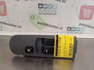 Gebruikte Ruit schakelaar elektrisch Mitsubishi Colt (Z2/Z3) 1.3 16V Prijs € 20,00 Margeregeling aangeboden door Autodemontagebedrijf R. Poeste B.V.