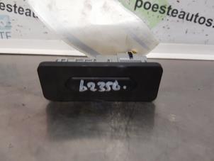 Gebruikte Schakelaar achterklep Renault Captur II (RJB) 1.3 Mild Hybrid 140, TCe 140 16V Prijs € 20,00 Margeregeling aangeboden door Autodemontagebedrijf R. Poeste B.V.
