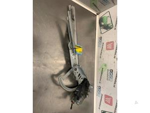 Gebruikte Ruitmechaniek 2Deurs links-voor Opel Combo (Corsa C) 1.7 DI 16V Prijs € 30,00 Margeregeling aangeboden door Autodemontagebedrijf R. Poeste B.V.