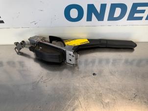 Gebruikte Handremhendel Renault Twingo II (CN) 1.2 Prijs € 20,00 Margeregeling aangeboden door Autodemontagebedrijf R. Poeste B.V.