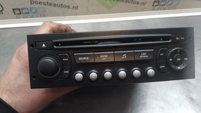 Radio CD Speler van een Citroën C4 Coupé (LA) 1.4 16V 2006