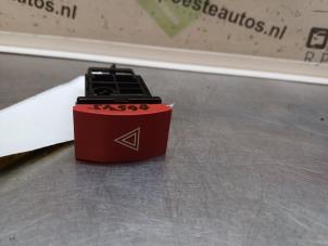 Gebruikte Alarmlicht Schakelaar Kia Picanto (BA) 1.0 12V Prijs € 12,00 Margeregeling aangeboden door Autodemontagebedrijf R. Poeste B.V.