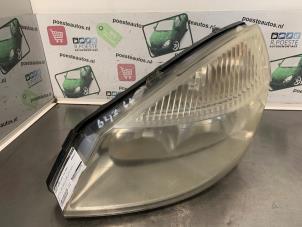 Gebruikte Linker Koplamp Renault Scénic II (JM) 1.6 16V Prijs € 35,00 Margeregeling aangeboden door Autodemontagebedrijf R. Poeste B.V.